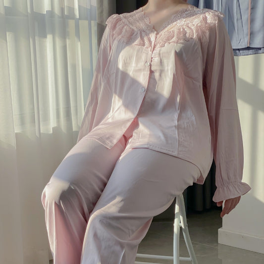 Pyjama Deux Pièces En Satin Et Dentelle Au Niveau Du Col