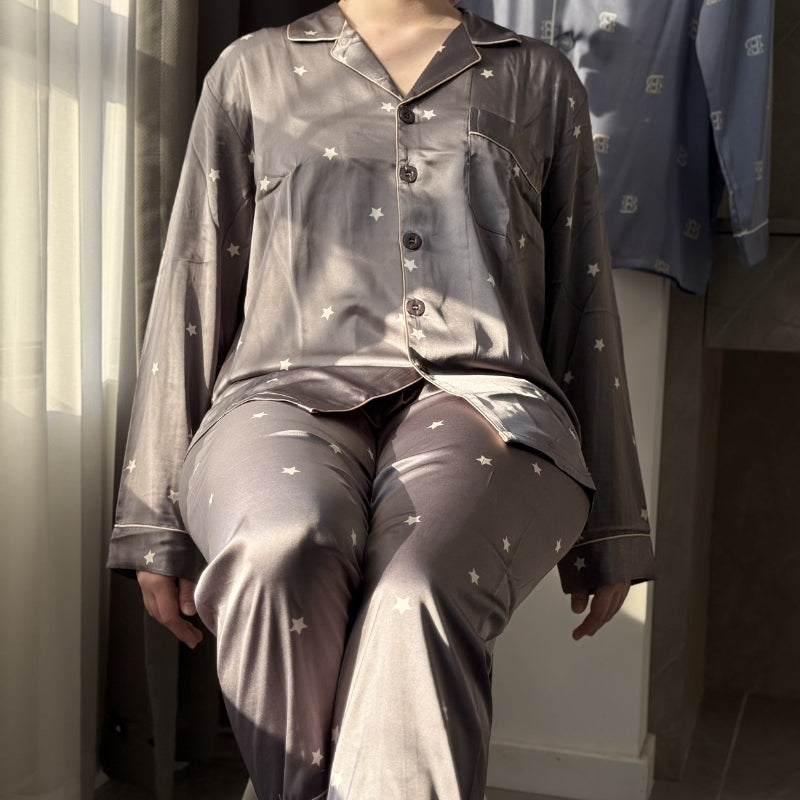 Pyjama Deux Pièces En Satin Et Des Motifs Étoiles