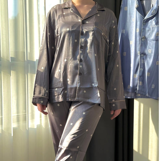 Pyjama Deux Pièces En Satin Et Des Motifs Étoiles