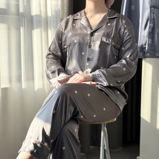 Pyjama Deux Pièces En Satin Et Des Motifs Étoiles